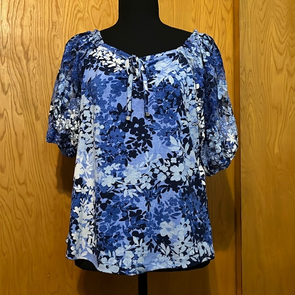 Adrienne Vittadini Tops - 🎉SALE🎉$15 or 3 for $30🎉 💙💙Super cute Dress shirt💙💙